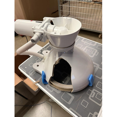 ATTENTION Produit imparfait | WC électrique compact 24V à broyeur – cuvette porcelaine, lunette plastique Soft Close blanche – OSCULATI