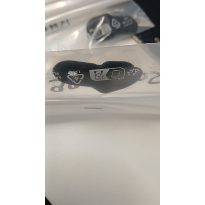 ATTENTION Produit imparfait | CLIPS PLASTIQUE NOIR RAL 9005 pour panneau de 5 mm VENDU A L'UNITE 